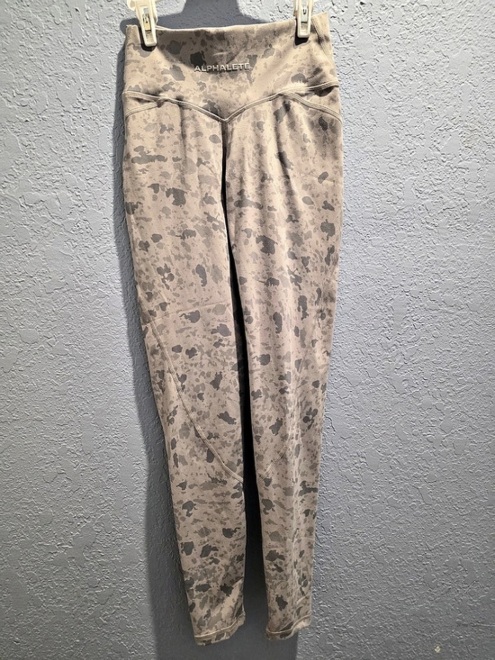 ALPHALETE Surface Power Camo / Pebble Leggings Size Small